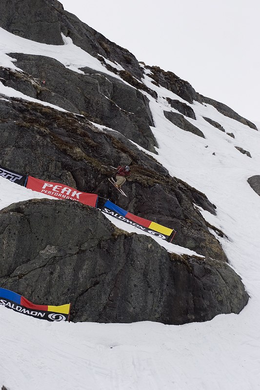Foto: Johan Hellman. Åkare: Wille Lindberg behöver inte mycket snö för att åka skidor, det räcker med mossa, sten och banners..