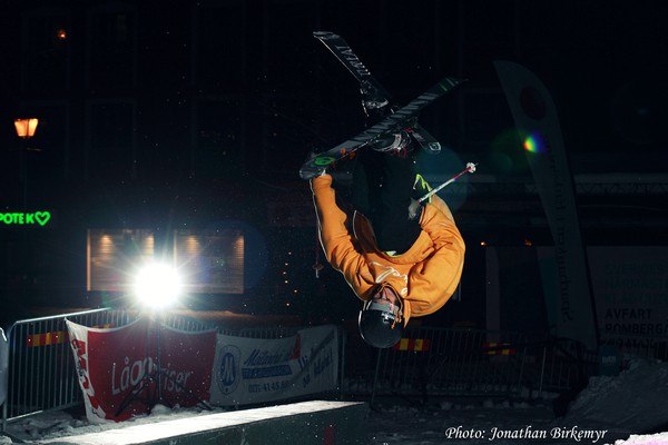 frontflip på mini hopp på ett skönt railjam i e. Foto: jonathan birkemyr. Åkare: Gustaf Kumlin.