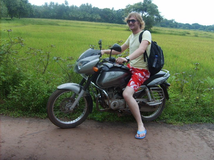 Motorcykeltur i Goa. Foto: Ricardo Baca. Åkare: Johan Wallin.