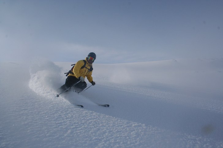 Efter idogt snöande under påskveckan och ständi. Foto: Johan Pettersson. Åkare: Lars-Åke Krantz.