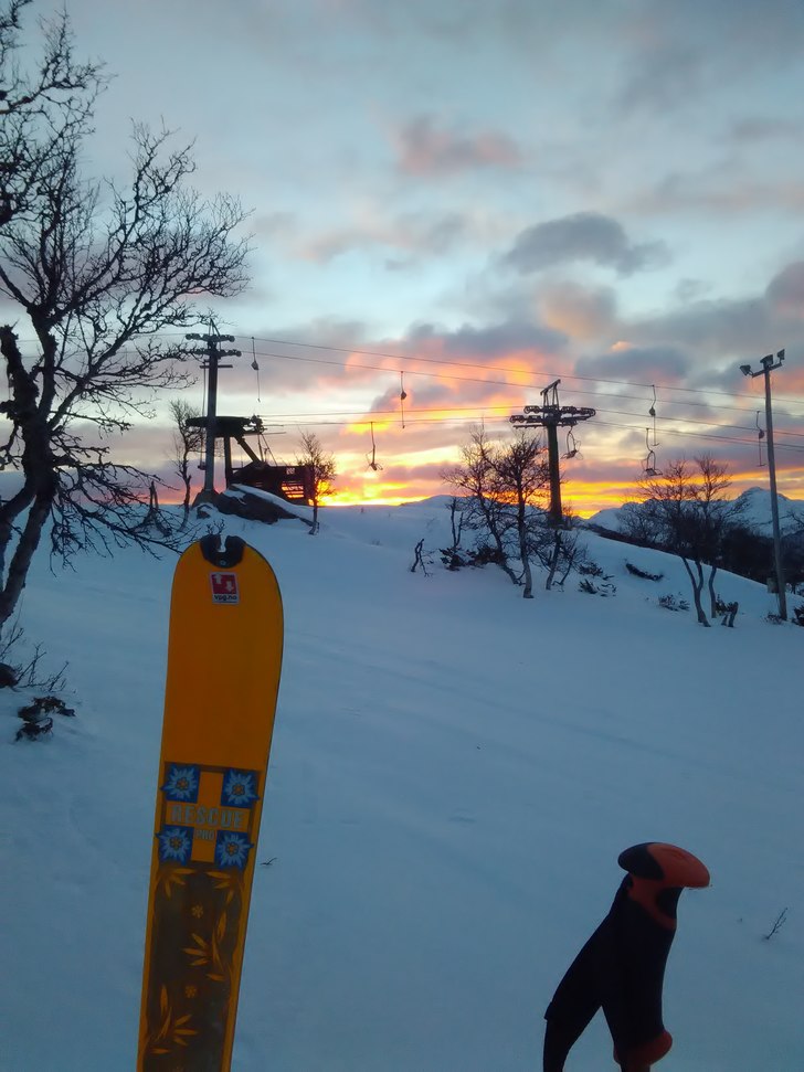 Fint fører og Urd holder på at gi sig
Snøen er .