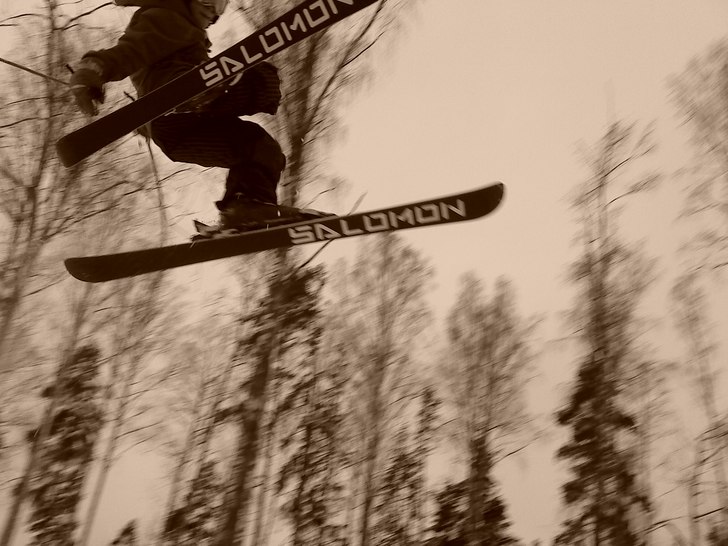 petters skidor underifrån . Foto: oscar pellesgård. Åkare: petter engdahl.