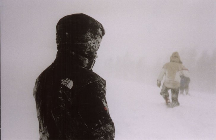 Lavinkurs (SLAO steg II) i Abisko. Bilden tagen un. Foto: Björn Strömblad. Åkare: Daniel Smith i förgrunden och Peter Mågård i bakgrunden.
