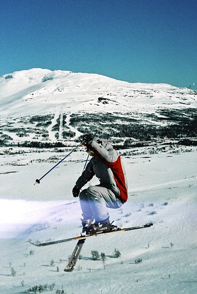 360 tail grab. Sen gick det ju åt skogen. Stort . Foto: Wolf Hörner. Åkare: Patrik Nordholm.