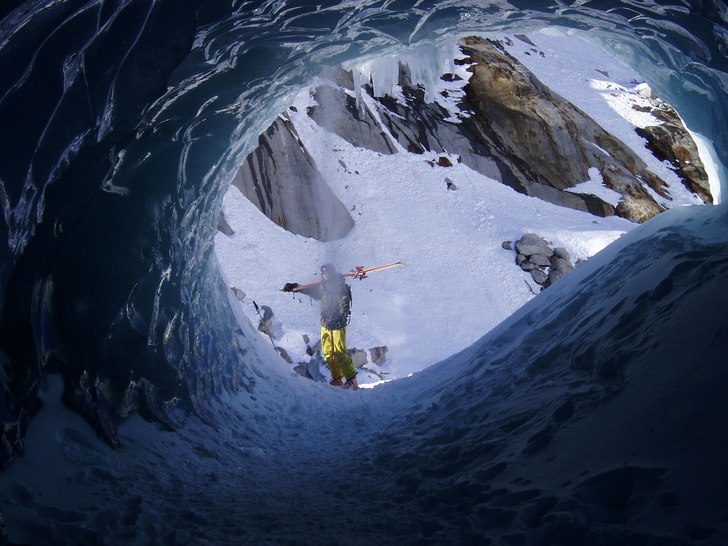Ludde står utanför isgrottan och blir nedsnöad . Foto: Henrik Liljeqvist. Åkare: Ludvig Roos.