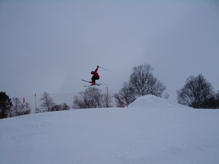 Safety grab. Foto: Pontus Lindberg. Åkare: Oskar Lindberg.