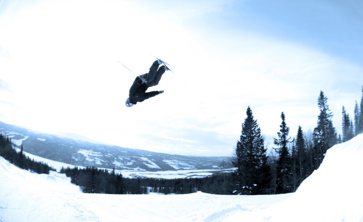 Backflip på jibskate (aka skateskidor med twintip. Foto: Micke Nordanfjäll. Åkare: Stefan Moss.