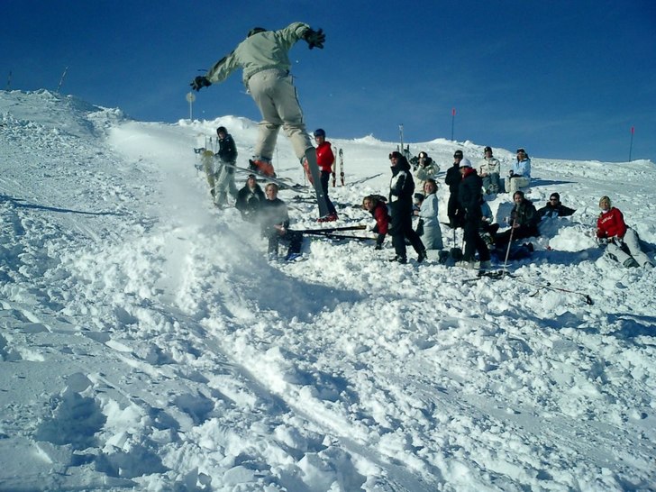 Första gången på skidor med ett djärvt försö. Foto: Filip Kruse. Åkare: Erik Edgren.