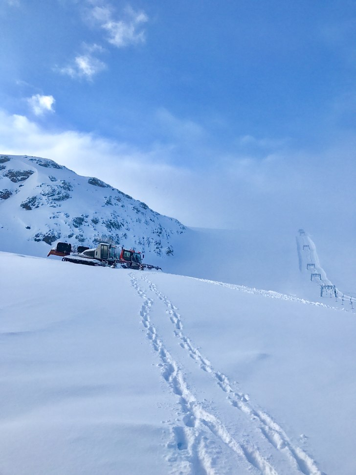 Skjærtorsdag åpner vi kl.10 med nysnø!
.