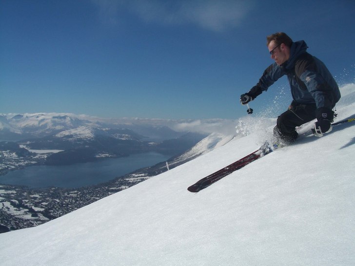 Härliga svängar nerför Snadhornet i Sunnmörsal. Foto: Per Casserdahl. Åkare: Magnus Johansson.