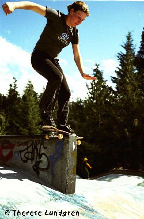 Laura Sliva grindar i Whistler skate park - 00. Foto: Therese Lundgren. Åkare: Laura Sliva.