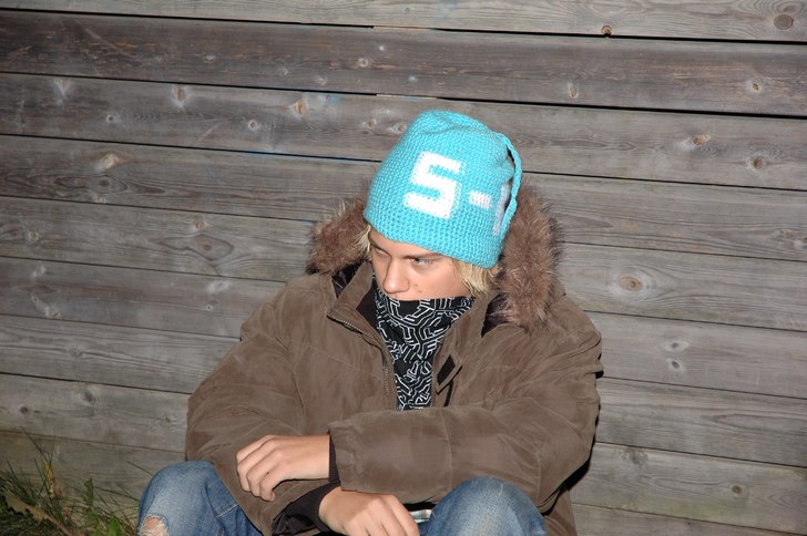 turkos med fläta och texten: S-N.