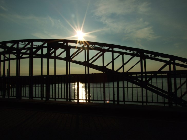 sitter i bilen och åker över Lidingöbron när d. Foto: Hugo ljungquist,jag. Åkare: bron.