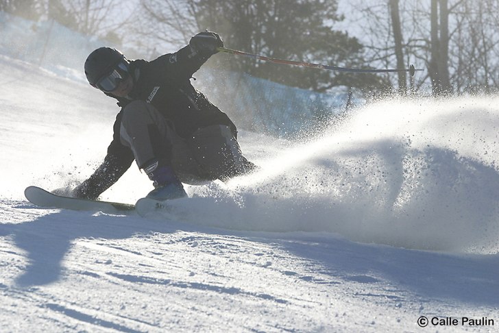 Instruktören Emil hos Freeskiers i
full fart. Foto: Calle Paulin.