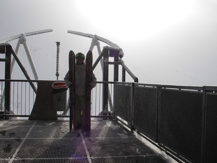 Bluffe är på väg ut och ska åka med sina nyink. Foto: Patrik Leidstedt. Åkare: Bluffe Lindblad.