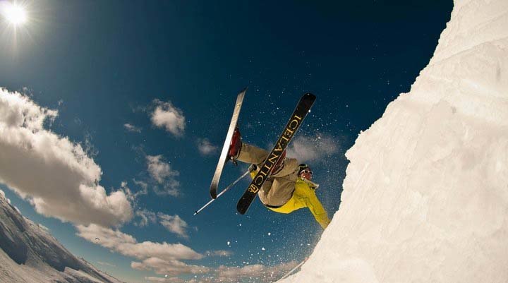 Backcountry jibbing med Icelantic Scout!. Foto: Erik Hammarsten. Åkare: Petter Elfsberg.