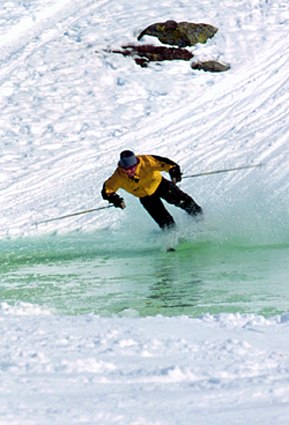 Den varma vårsolen gjorde så att det blev en iss. Foto: Tomas Ejdersund. Åkare: Tyvärr inget namn.
