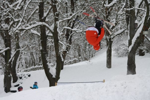 frontflip över hoppet. Foto: pontus svensson. Åkare: johan larsson.