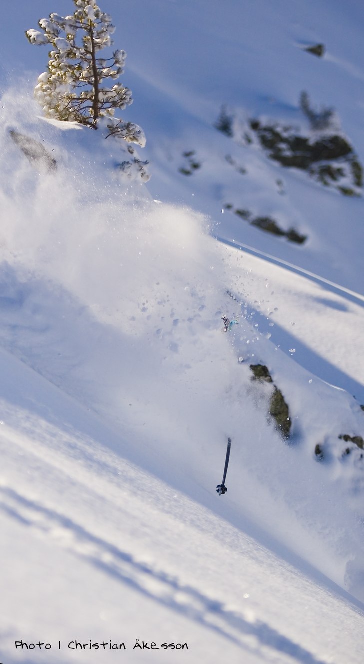 Martin kör snorkeldjupt på väg ner mot bäcken.. Foto: Christian Åkesson. Åkare: Martin Holm.