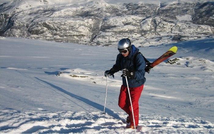 På väg upp till Radiohytta en kall vacker morgon. Foto: Jonas Skåning. Åkare: Anders Väst.