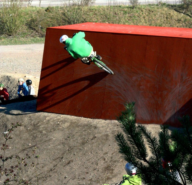 Johan kör en hög Wallride!. Foto: Benjamin Johansson. Åkare: Johan Strömstedt.