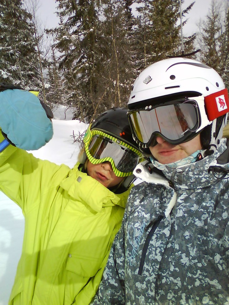 Ja o min syster Karin påväg upp i liften innan e. Åkare: JA o Syrran.