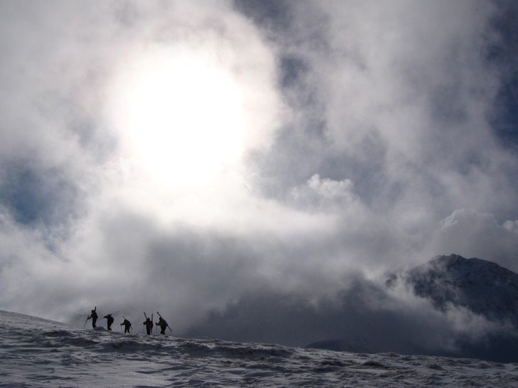 På väg upp, till hemligt vitt himmelrike!. Åkare: Niclas Jiseborn med vänner!.
