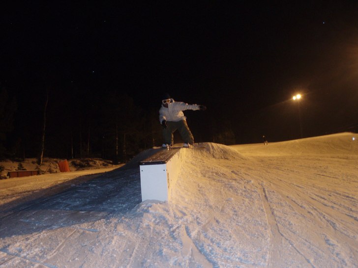 Boardslide on the 9 meter in sidelake. Foto: Joakim  Westrin. Åkare: Isaac Åström.