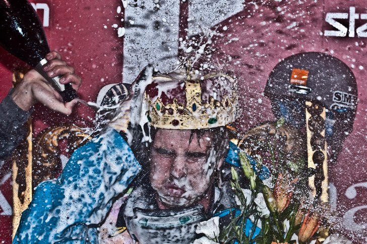 Kevin Rolland i champagne. Foto: Andreas Bryngel. Åkare: Kevin Rolland.