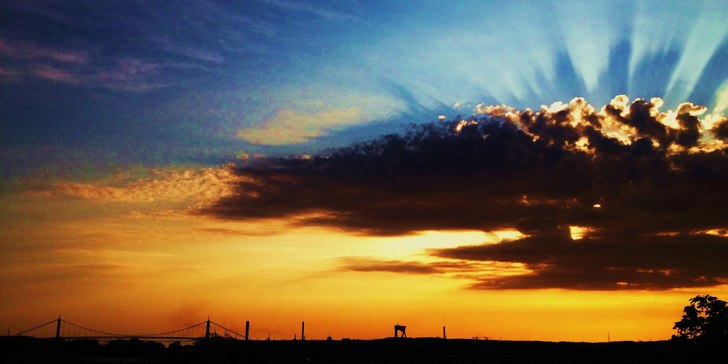 Skidorna lutar mot väggen och jag är hemma i Gö. Foto: Simon Blide.