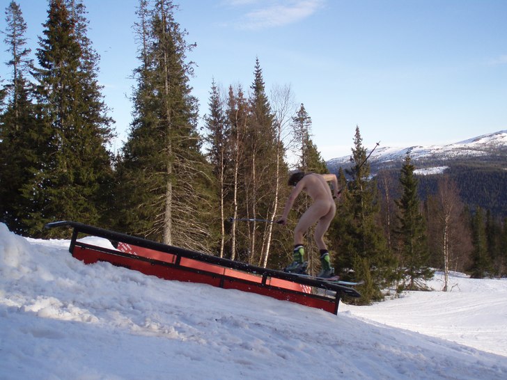 Jag satt och vilade i skogen på en stubbe och fun. Foto: Sten Hård. Åkare: Yetin Snowman.