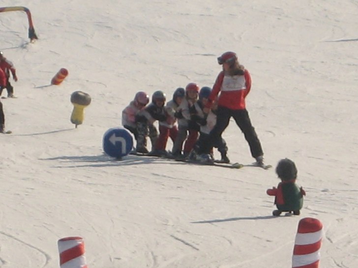Sobie + små dinosaurier i barnbacken i Kläppen. Foto: Camilla. Åkare: Sobie.