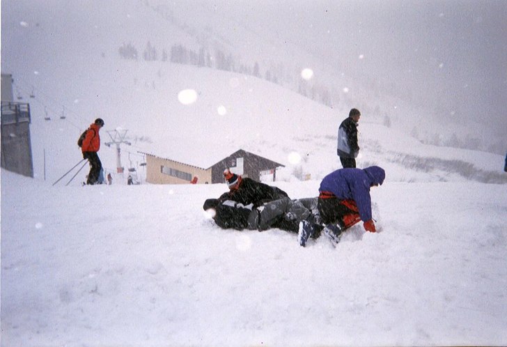 Ett stycke bråkstakar, jag i svart jacka, grå/vi. Foto: en vän. Åkare: flera.