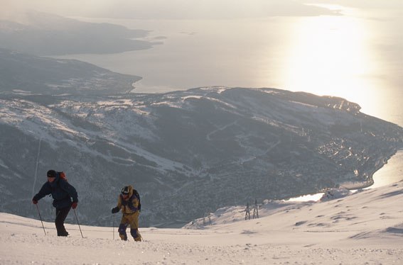 På väg upp till topparna. Foto: Jeff Webb. Åkare: Micke och Lars.