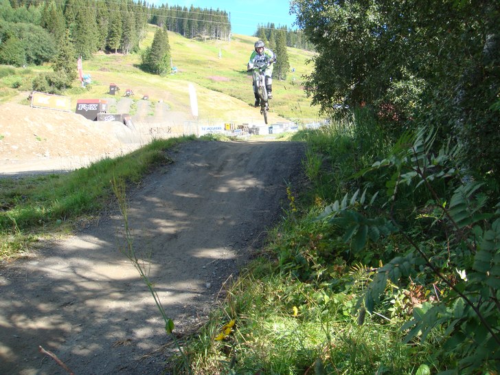 ett hopp!. Foto: Callmyr. Åkare: Max J.