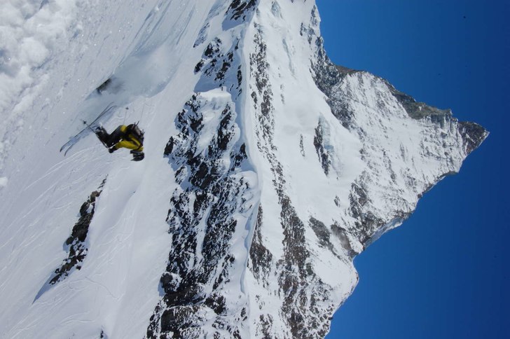 Drop på ett par meter med ett välbekant berg i b. Foto: Yvonne. Åkare: Magnus Gustavsson.