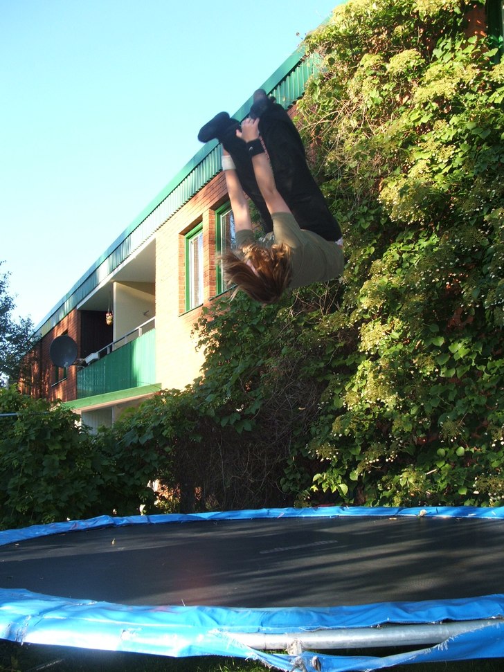 Backflip Nosegrab, men missar lite med ena handen.. Foto: Caroline Svendsen. Åkare: Josefine Svendsen.