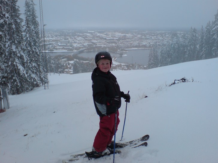 Årets första repa. 20-30 cm blöt nysnö. Inte k. Foto: Mamma. Åkare: Eric Norrlander.