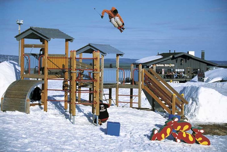 180 over the playground. perfect telemark 
landin. Foto: Tero Repo. Åkare: Joonas Karhumaa.