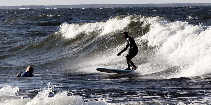 Esta rundar "bojen" (Olle) i vattnet.. Foto: Tobias Ivarsson. Åkare: Stéfan Estassy.