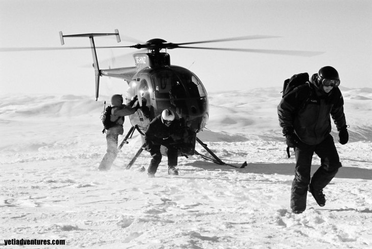 Urlastning ur Flygtjänsts helikopter, uppe på to. Foto: Jonas Emilsson. Åkare: Diverse medlemmar i Yetiklubben, samt heliguide Magnus Nilsson.