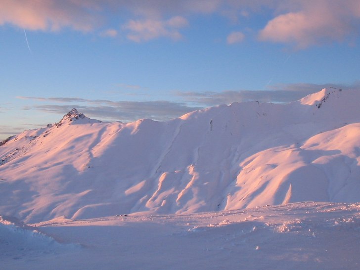 Kvällssolen dränkte bergen i pink champagne.. Foto: Björn Bernfort.