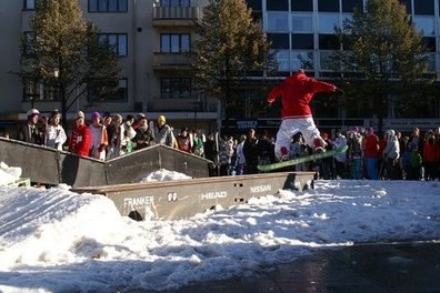 MAKE IT HAPPEN
. Åkare: Nikla$ Lundgren.