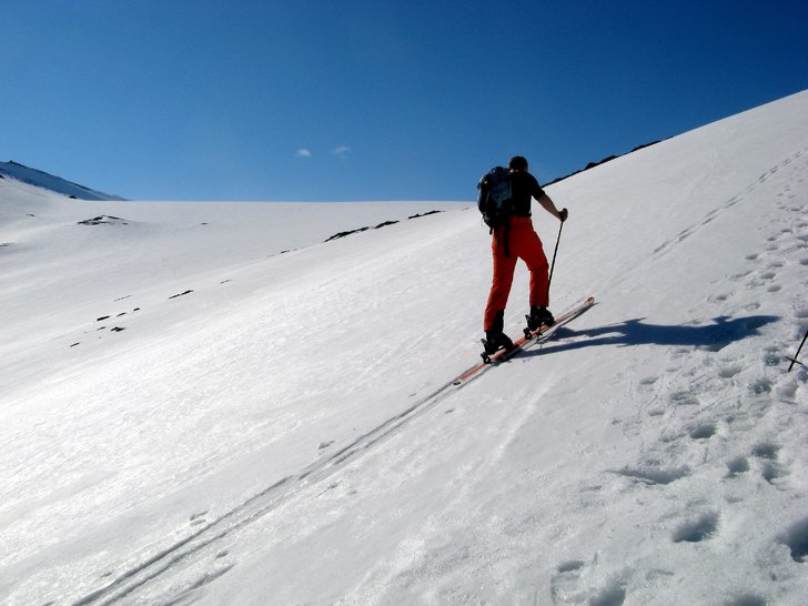 På väg upp mot Larsbren.. Foto: Hannes Andersson. Åkare: Sture Ågren.
