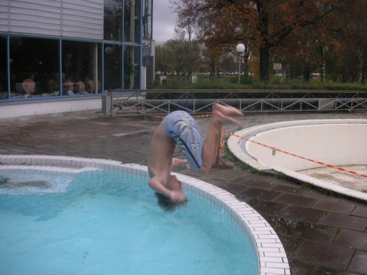 Framåtvolt... 
Ungefär 1.50m djupt =P. Foto: M. Nilsson (freeride: nealsson).