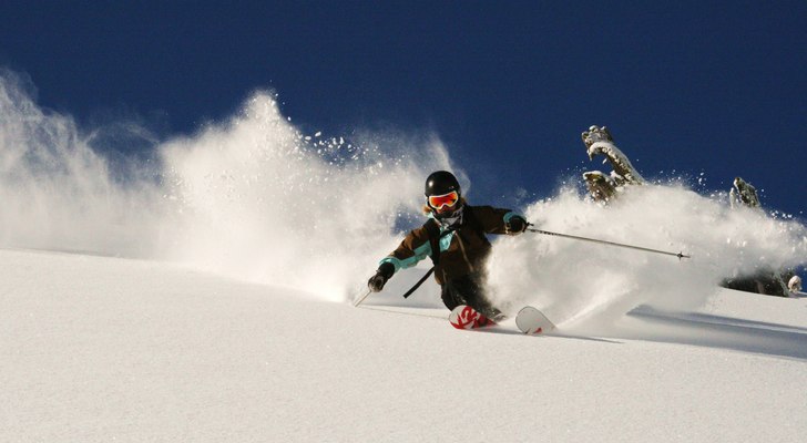 Frda lägger sköna hårda svängar i Schwarsee. Foto: Adam Jonsson. Åkare: Frida Alderin Harling.