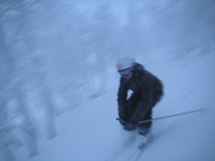 Lolsie provar lite skidor, första gången på 13 . Foto: Emil Engman. Åkare: Louise Rydén.