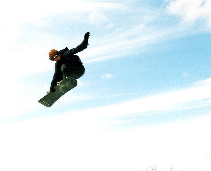 Våråkning på ett hopp konstruerat av den absolu. Foto: Nils Pokrupa. Åkare: Andreas Sternbro.
