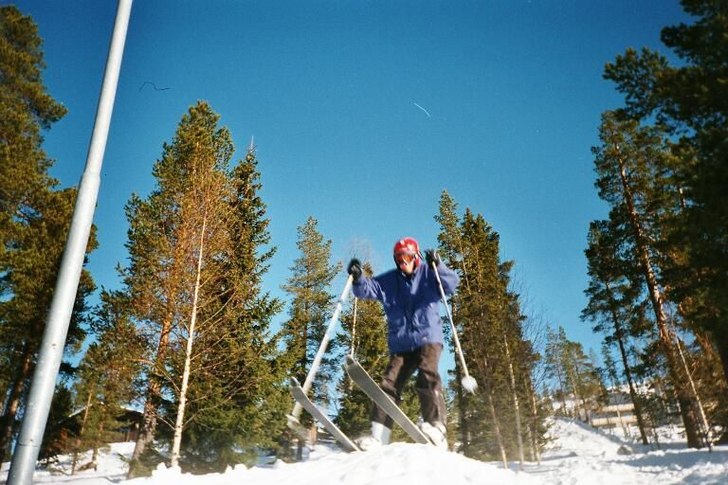 Ett litet skutt vi byggde utanför stugan.. Foto: Steffe Arleskar. Åkare: Matte Pollak.