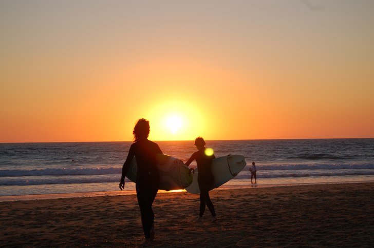 surf i solnedgång i Hossegor.